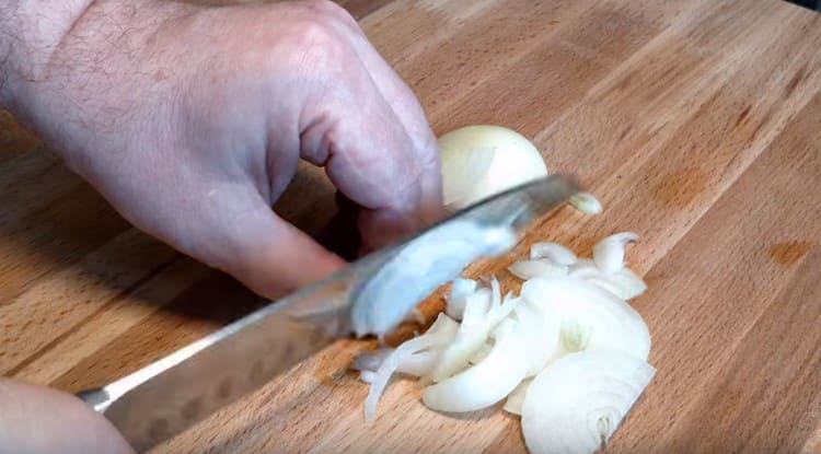 Sipuli leikataan puolirenkaisiin.