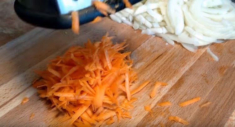 Grattugiare le carote.