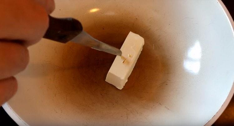 في مقلاة نقوم بتسخين قطعة من الزبدة.