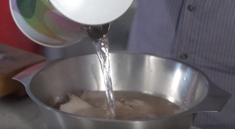 Immergi i calamari con acqua bollente in modo da pulirli bene.