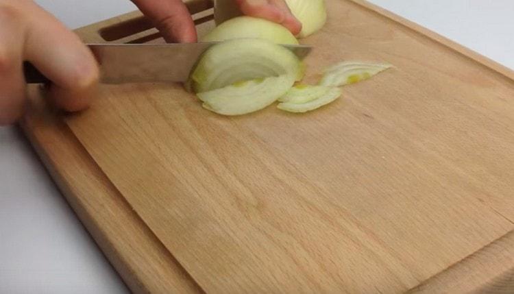 قطع البصل في حلقات نصف.
