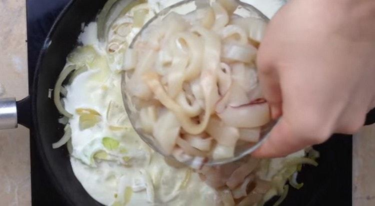 spalmare sulla cipolla con i calamari alla panna acida.
