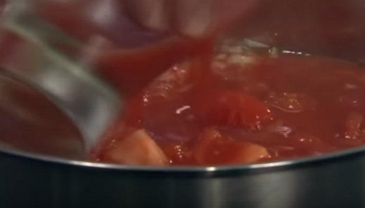 Įpilkite pomidorų sulčių.
