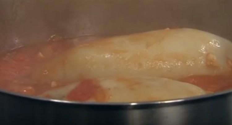 Στο προκύπτον σάλτσα, απλώστε το καλαμάρι και το κάλυμμα με ένα καπάκι.