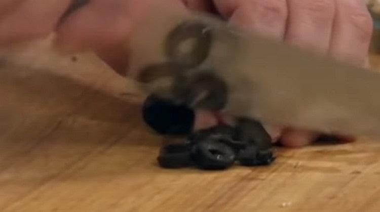 Nakrájíme na plátky černých oliv.