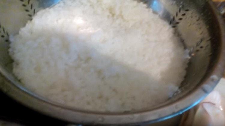 A rizst először főzzük, majd mossuk.