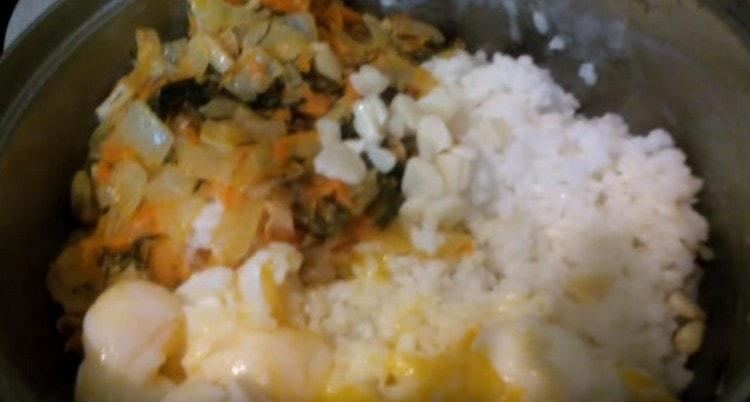 يقلى الأرز مع مزيج من الجبن المبشور.