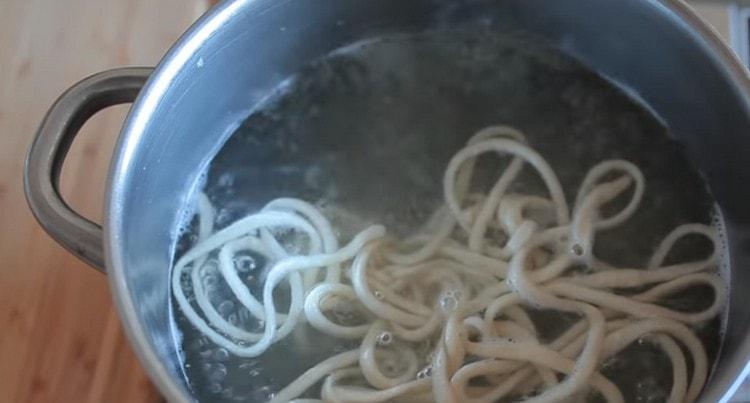 I noodles allungati devono essere immediatamente abbassati in acqua bollente.