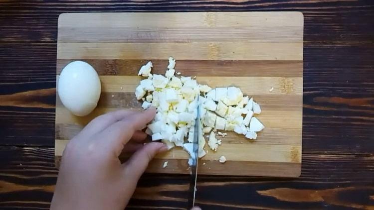 Per cucinare okroshka, tritare le uova