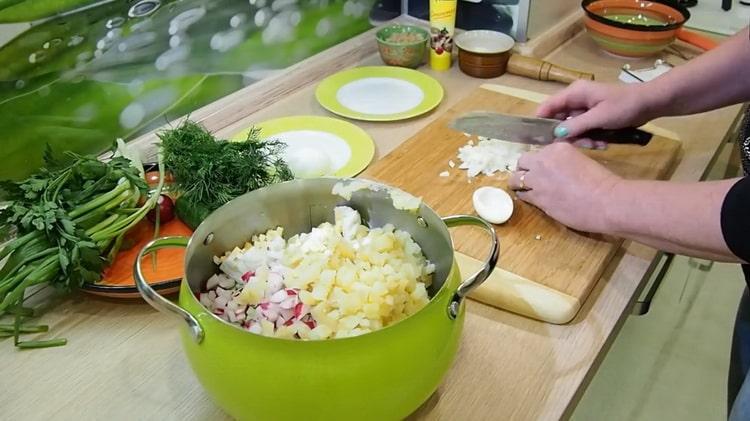 Eier hacken, um Okroschka zu kochen
