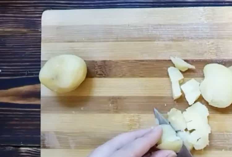 Upang magluto okroshka, i-chop ang mga patatas