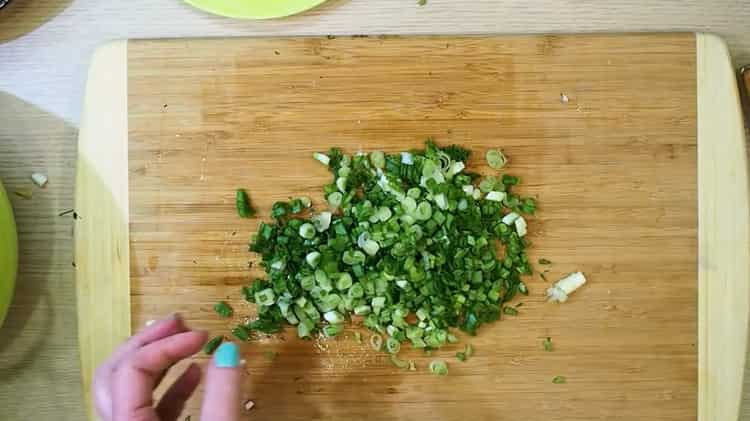 За да готвите okroshka, накълцайте зелените