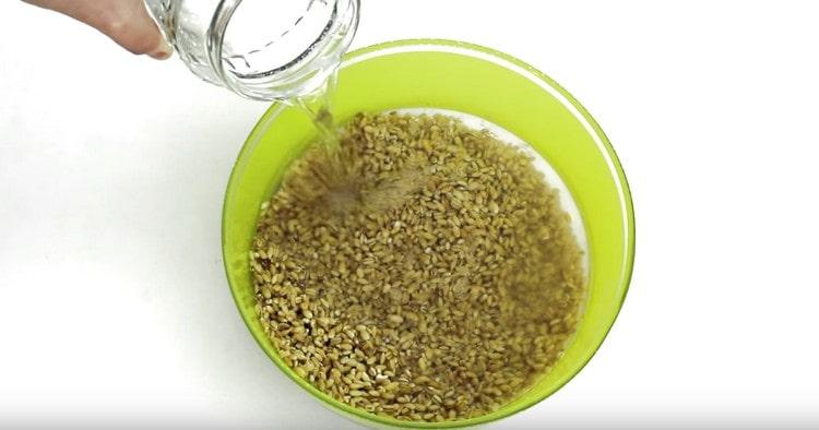 Die Gerste in Wasser einweichen, damit das Getreide quillt.