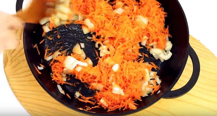 Προσθέστε τα τριμμένα καρότα στο τηγάνι στο τηγάνι.
