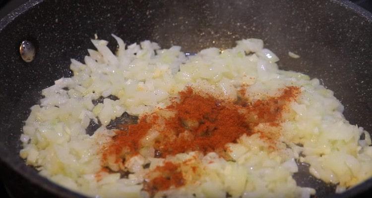 Přidejte do cibule papriku s česnekem.