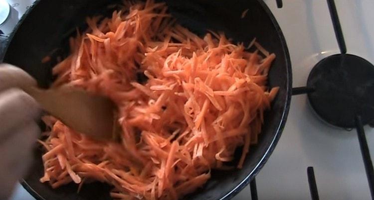 Τηγανίζουμε τα καρότα σε μια κατσαρόλα.