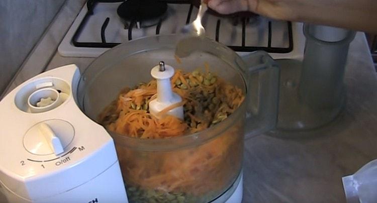 Linsen, Karotten werden in eine Küchenmaschine gegeben, Gewürze dazugeben.