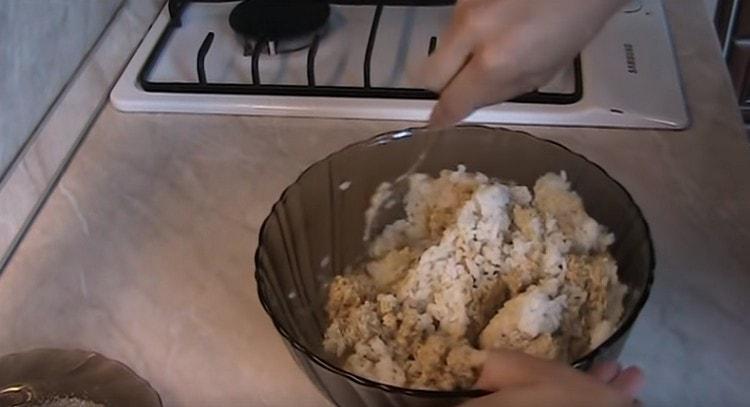 Ανακατέψτε τη μάζα της φακής με ρύζι.