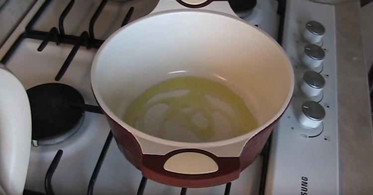 نقوم بتسخين الحساء أو المقلاة باستخدام قشرة سميكة ، صب زيت الزيتون.