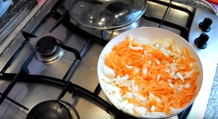 Ψιλοκόψτε τα λαχανικά σε μια κατσαρόλα.