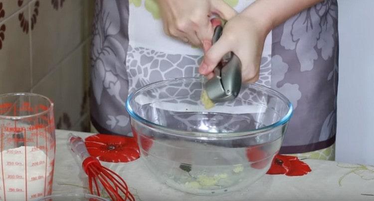 Vytlačte česnek do mísy na těsto.