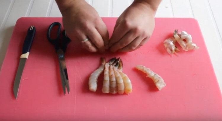 pomocí prstů vyrovnejte krevety.