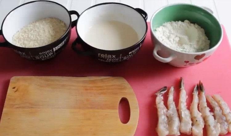 A tésztát tempura lisztből és vízből készítjük.