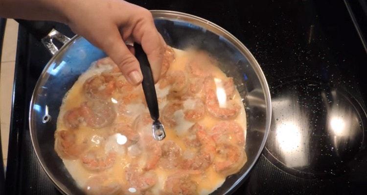 Προσθέστε κρέμα και καλύψτε το τηγάνι για λίγα λεπτά.