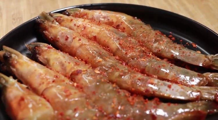 Αλμυρές γαρίδες σε σάλτσα σόγιας είναι έτοιμες.