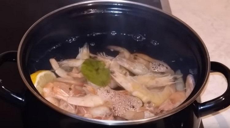 Wir verteilen die Garnelen im frisch gekochten Wasser.