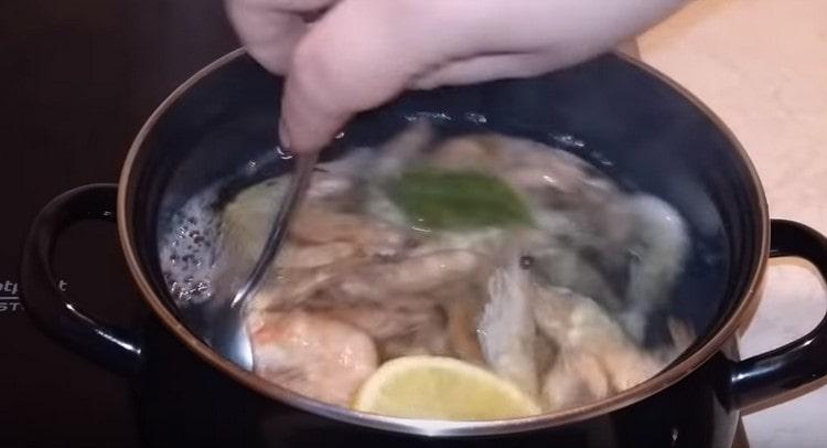 Míchejte a vařte krevety po dobu 5 minut.