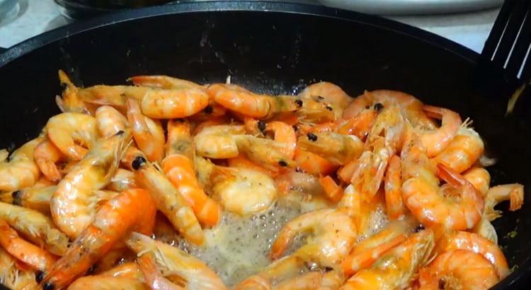 Po přidání soli krevety umožnily odpařit šťávu.