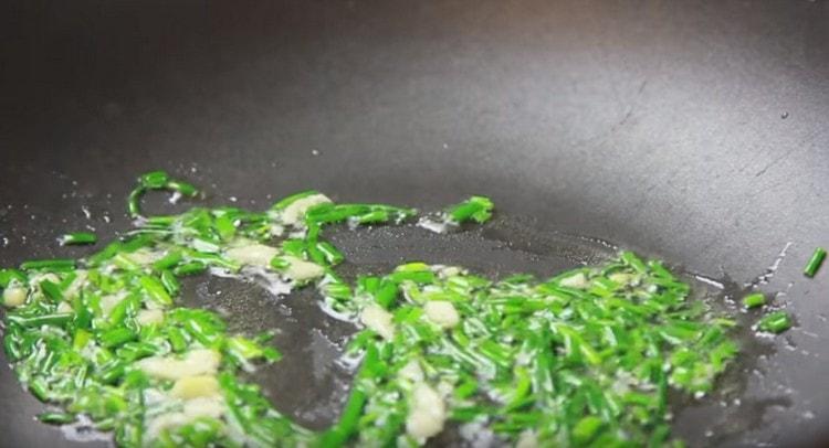 mettere la cipolla con l'aglio in una padella e friggere per alcuni minuti.