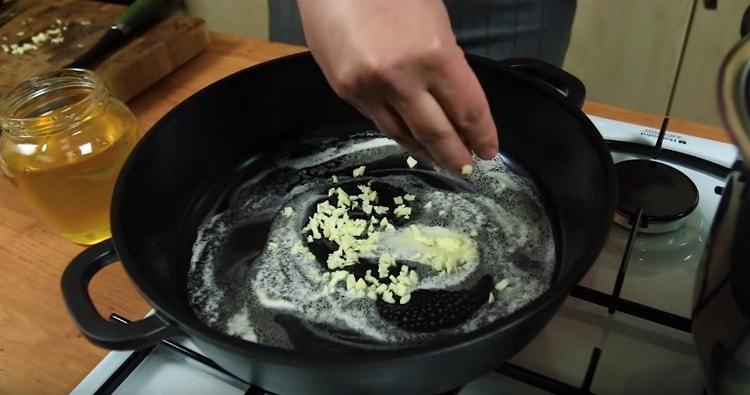 Vložte česnek do rozpuštěného másla.