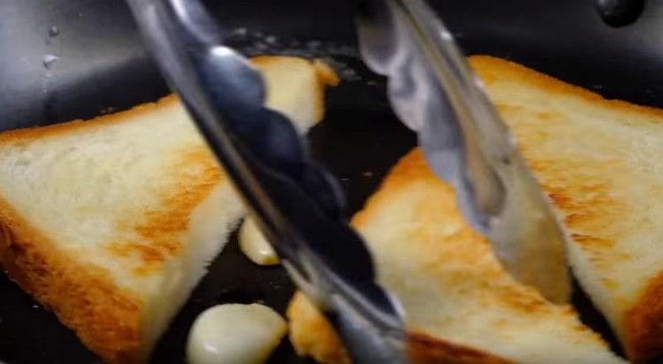 Friggere il pane nel burro all'aglio.