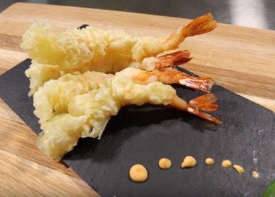 Ruoanlaitto tempura-katkarapuja kotona kuvan sisältämän reseptin mukaan.
