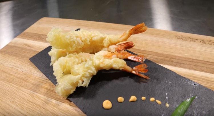 Készen állnak az étvágygerjesztő tempura garnélarákra.