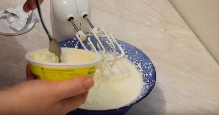 Két megközelítésre a mascarpone sajtot vezetjük fel a tejszínhabbába.