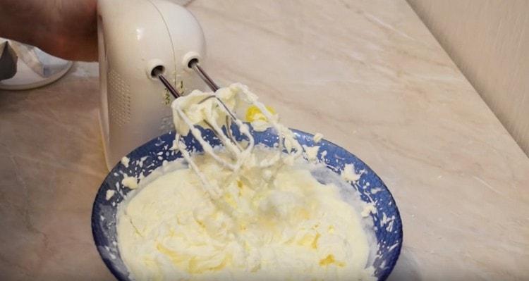 La crema per la crema e la torta al mascarpone dovrebbe essere refrigerata per un breve periodo.