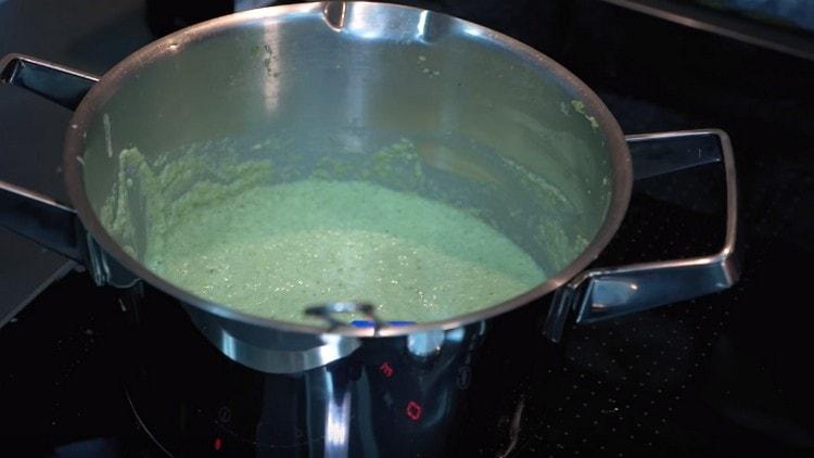 Dopo aver aggiunto la crema, la zuppa dovrebbe essere nuovamente bollita.