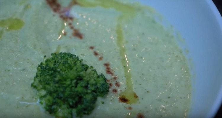Taigi galite patiekti brokolių kreminės sriubos.