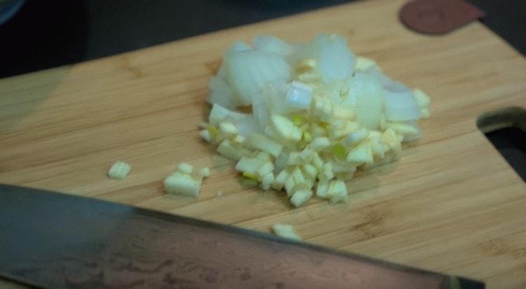 يُطحن البصل والثوم.