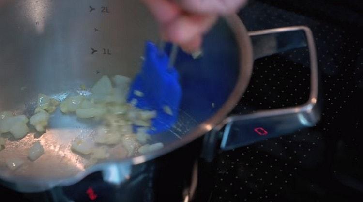 βάζουμε το κρεμμύδι με το σκόρδο σε βούτυρο και το τηγανίζουμε ελαφρά.