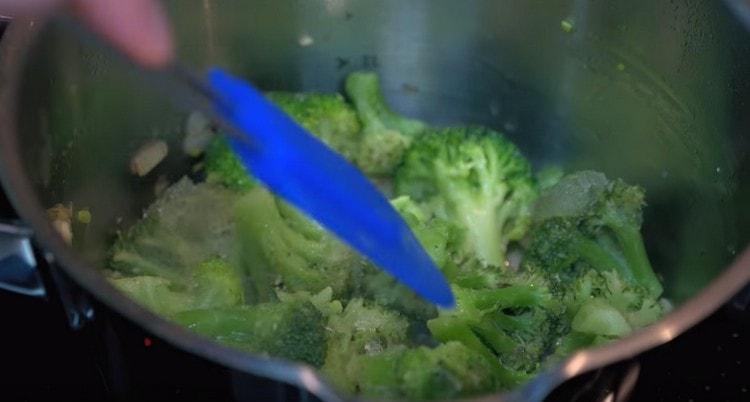 Į svogūną su česnaku įmaišykite brokolius.