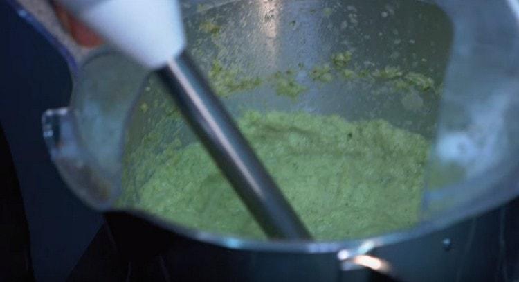 Přerušíme téměř připravenou polévku ponorným mixérem.