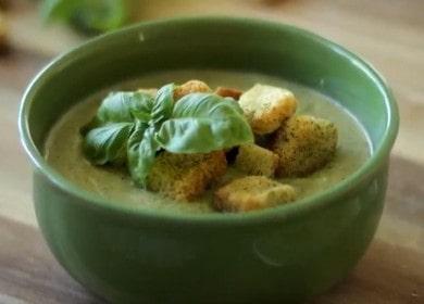Skani brokolių kreminė sriuba su grietinėle, sūriu ir krekeriais 🥦
