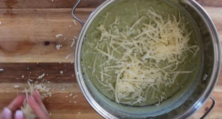 Προσθέστε το τριμμένο τυρί και στη σούπα.