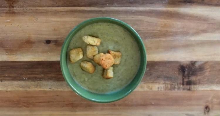 patiekiant brokolių kreminę sriubą su grietinėle galima papuošti krekeriais.