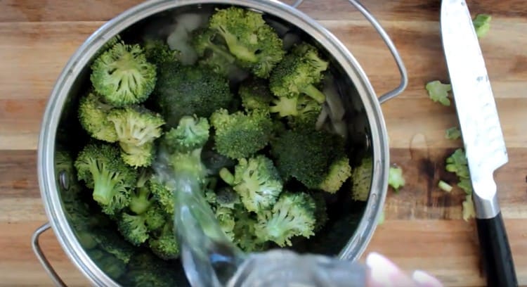 Mettiamo cipolla, patate, broccoli in una padella e la riempiamo d'acqua.