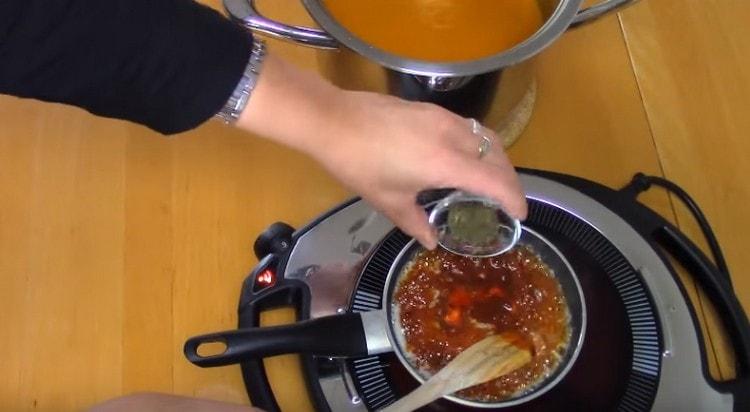 Bereiten Sie die Sauce zum Servieren der Suppe vor.
